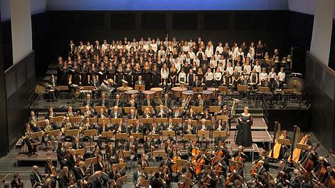 Mahlers Dritte verlangt ein Riesenorchester, eine Altistin oder Mezzosopranstin sowie Frauen- und Kinderchor.