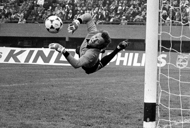 Sepp Maier 1978, hier in voller Aktion beim Spiel Deutschland-Italien (0:0) in Buenos Aires bei der Fußball-WM 1978.