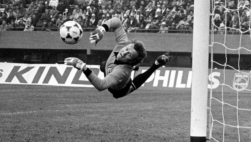 Sepp Maier 1978, hier in voller Aktion beim Spiel Deutschland-Italien (0:0) in Buenos Aires bei der Fußball-WM 1978. Sepp Maier 1978, hier in voller Aktion beim Spiel Deutschland-Italien (0:0) in Buenos Aires bei der Fußball-WM 1978.