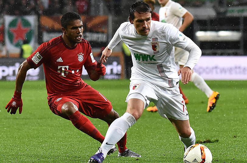 14. Februar 2016: Piotr Trochowski im Zweikampf mit Douglas Costa. Der FC Bayern gewinnt beim FC Augsburg mit 3:1.