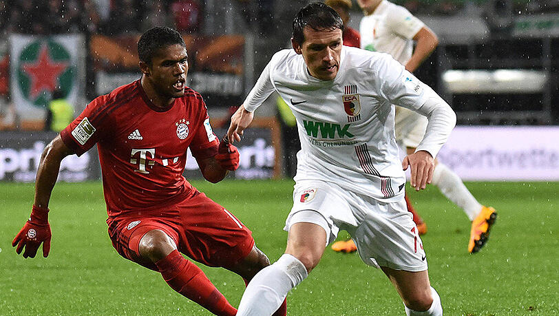 14. Februar 2016: Piotr Trochowski im Zweikampf mit Douglas Costa. Der FC Bayern gewinnt beim FC Augsburg mit 3:1. 14. Februar 2016: Piotr Trochowski im Zweikampf mit Douglas Costa. Der FC Bayern gewinnt beim FC Augsburg mit 3:1.
