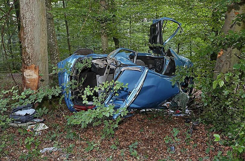 Nach einem schweren Verkehrsunfall im unterfränkischen Unterschleichach ist eine 19-jährige Frau gestorben. Die Bilder vom Unfallort.