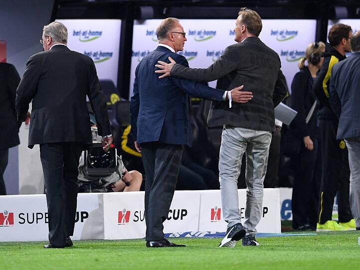 Man ist sich nähergekommen: Watzke gratuliert Rummenigge nach dem Bayern-Sieg im Supercup im August.