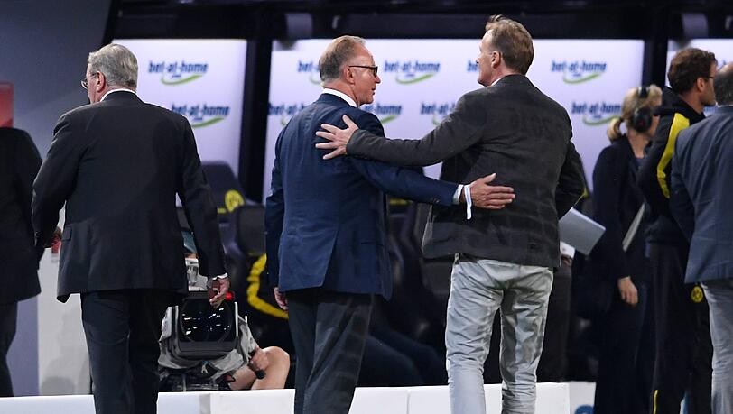 Man ist sich nähergekommen: Watzke gratuliert Rummenigge nach dem Bayern-Sieg im Supercup im August. Man ist sich nähergekommen: Watzke gratuliert Rummenigge nach dem Bayern-Sieg im Supercup im August.