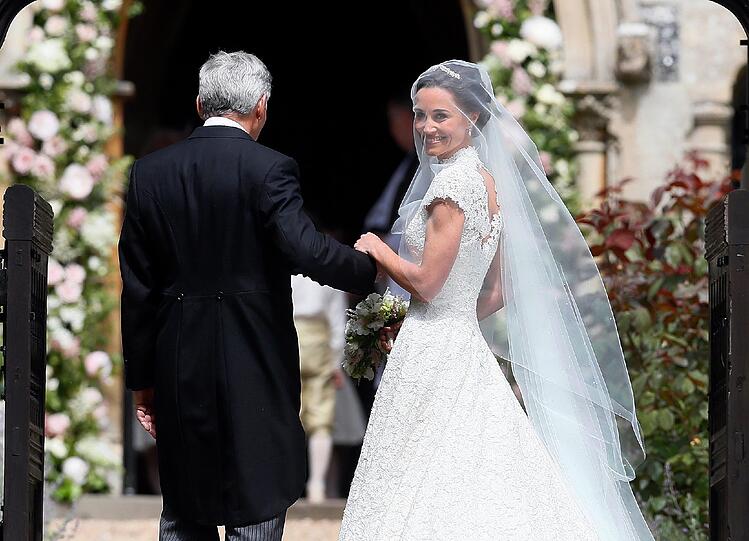 Die Braut kommt mit ihrem Vater Michael Middleton zu ihrer Hochzeit in der St. Mark's Kirche in Englefield.
