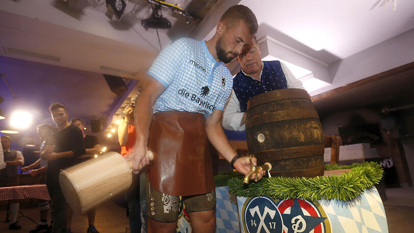 Löwen-Kapitän Felix Weber beim Anzapfen.