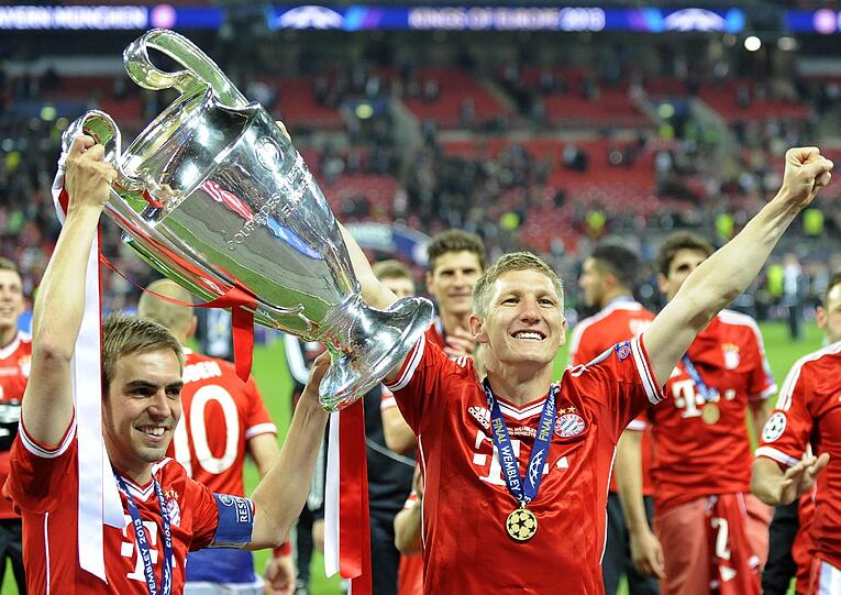 25. Mai 2013, Champions League: Die Bayern-Stars um Philipp Lahm (l.) und Bastian Schweinsteiger jubeln mit dem Henkelpott.