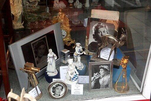 Bei "Antik 92" im Schaufenster: Viele Filmpreise von Marianne Hoppe.