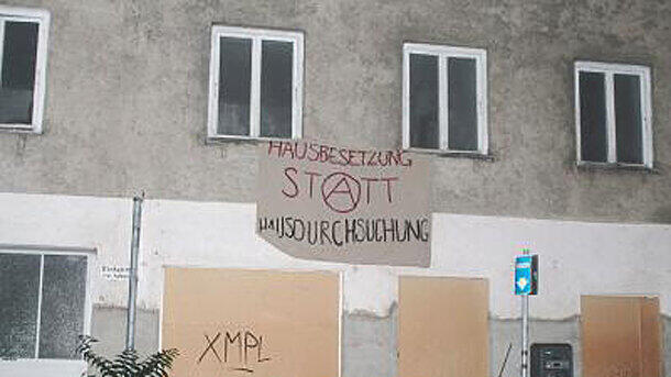 Ein Transparent an dem Haus in der Linprunstraße.