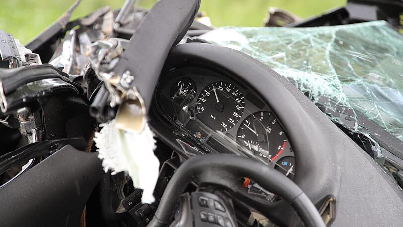 Bei dem schweren Unfall wurde der BMW schwer beschädigt.