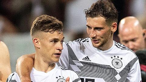 Joshua Kimmich (l) und Leon Goretzka haben die Spenden-Aktion "We kick Corona" initiiert.