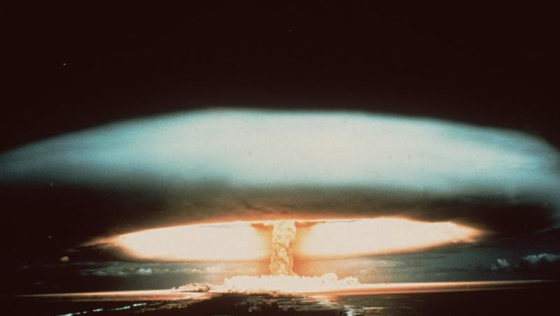 1970: Nach der Explosion einer französischen Atombombe schwebt ein riesiger Atompilz über dem Mururoa-Atoll.