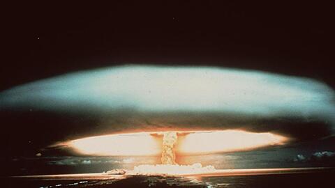 1970: Nach der Explosion einer französischen Atombombe schwebt ein riesiger Atompilz über dem Mururoa-Atoll.