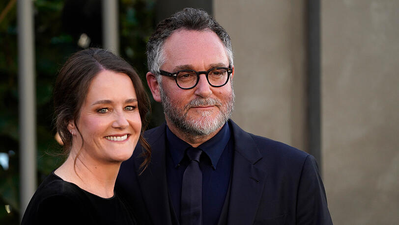Regisseur Colin Trevorrow und Isabelle Trevorrow kommen zur Premiere von "Jurassic World Dominion" im TCL Chinese Theatre in Los Angeles. Regisseur Colin Trevorrow und Isabelle Trevorrow kommen zur Premiere von "Jurassic World Dominion" im TCL Chinese Theatre in Los Angeles.
