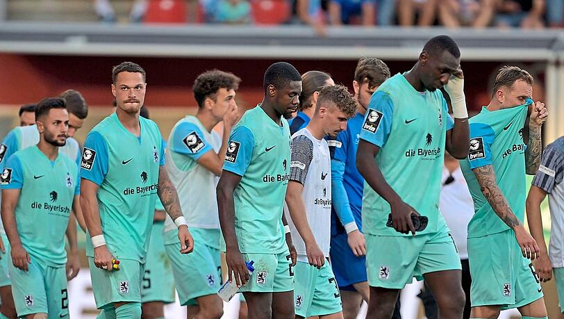 Gesenkte Giesinger Häupter: Die Spieler des TSV 1860 nach der vierten Niederlage in Folge, diesmal gegen den FC Ingolstadt und Ex-Löwen-Trainer Michael Köllner. Fotos: imago