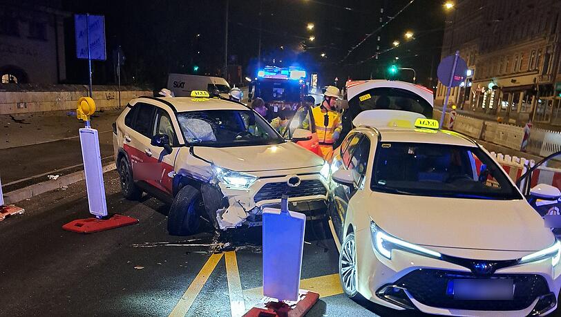 Ein Taxifahrer hat auf der Ludwigsbrücke die Kontrolle über sein Fahrzeug verloren  und ist mit einem anderen Taxi kollidiert.