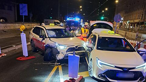 Ein Taxifahrer hat auf der Ludwigsbrücke die Kontrolle über sein Fahrzeug verloren  und ist mit einem anderen Taxi kollidiert.