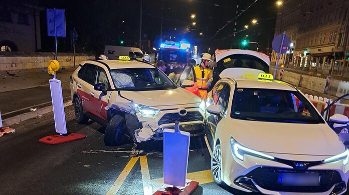 Ein Taxifahrer hat auf der Ludwigsbrücke die Kontrolle über sein Fahrzeug verloren  und ist mit einem anderen Taxi kollidiert.