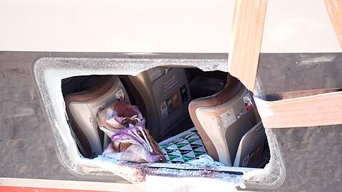 Wer Gl&uuml;ck hatte, konnte sich nach dem schweren Zugungl&uuml;ck im S&uuml;den Spaniens durch eingeschlagene Fenster in Sicherheit bringen.