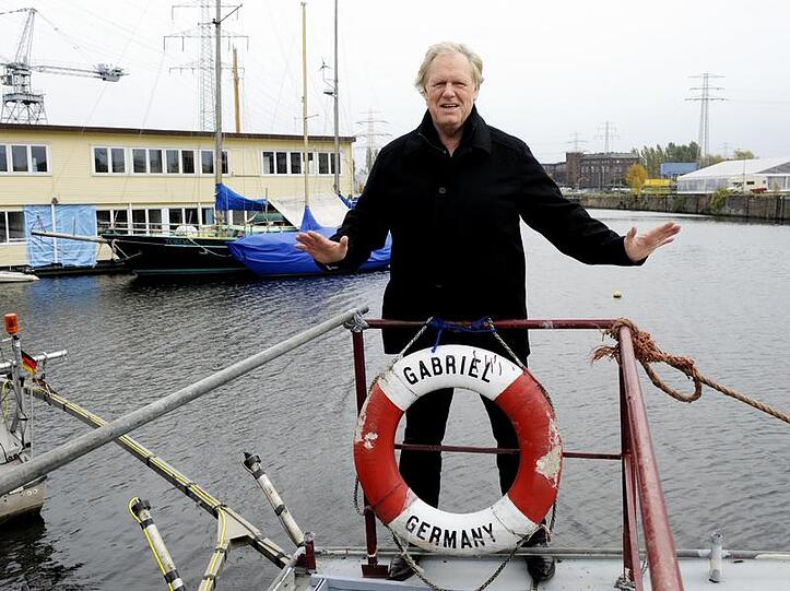 Gunter Gabriel auf dem Oberdeck seines Hausbootes