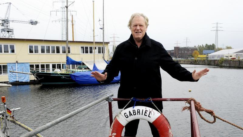 Gunter Gabriel auf dem Oberdeck seines Hausbootes Gunter Gabriel auf dem Oberdeck seines Hausbootes