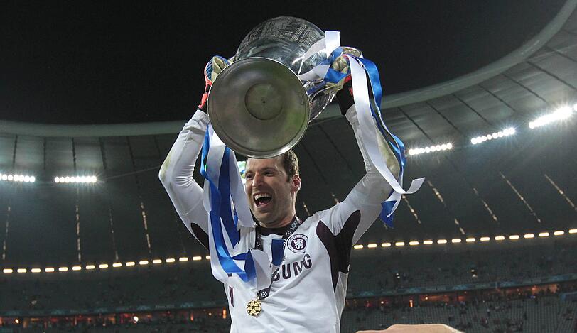 Grenzenlose Freude beim FC Chelsea: Überglücklich posieren die Spieler mit ihrem Pokal. Die Bilder vom britischen Siegestaumel.