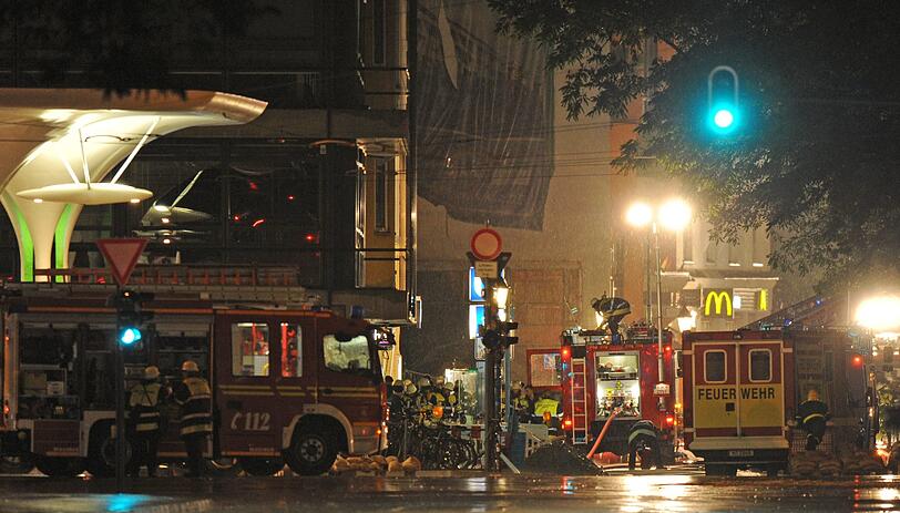 Zerstörte Schaufenster, Glassplitter, Feuer, Rauch: Nach Sprengung des 250 Kilogramm schweren Blindgängers in der Schwabinger Feilitzschstraße geht es drunter und drüber, Rettungsfahrzeuge brausen durch Schwabing. Gegen Mitternacht meldet die Feuerwehr, die Bränder seien unter Kontrolle. Laut Polizei wurde niemand verletzt.