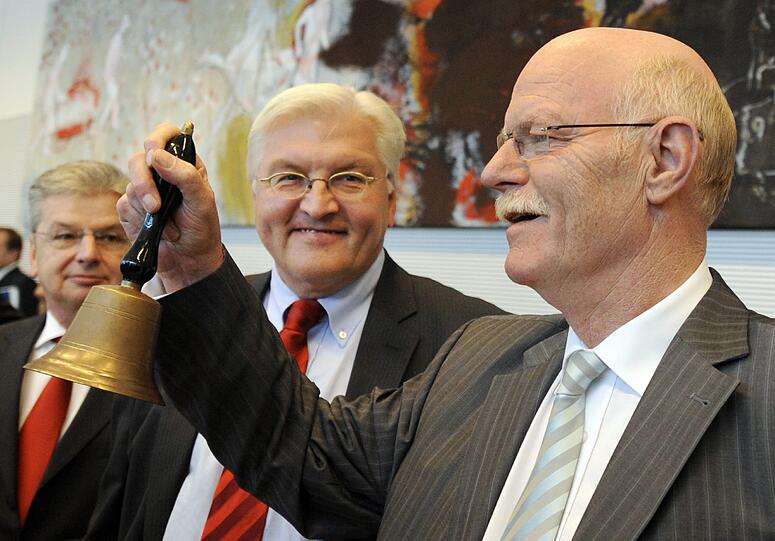 Am 29. September 2009 läutete Struck zum letzten Mal als Vorsitzender der SPD-Bundestagsfraktion die Glocke zum Beginn der Sitzung im Bundestag. Neben ihm steht der damalige Außenminister Frank-Walter Steinmeier (Mitte), der sein Nachfolger werden soll. Dies ist die letzte Sittzung, die Struck leitete.
