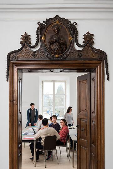 Altes Gebäude, moderne Möbel: einer von 11 Seminarräumen.