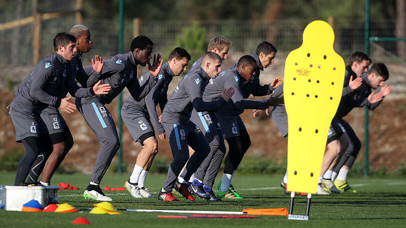 Sie rackerten und ackerten: Unter den kritischen Blicken ihres Trainers Vitor Pereira waren die Löwen-Profis auch am Samstag voll bei der Sache. Simon und Ribamar schnüren im Trainingslager in Troia immer noch ein Extra-Päckchen.