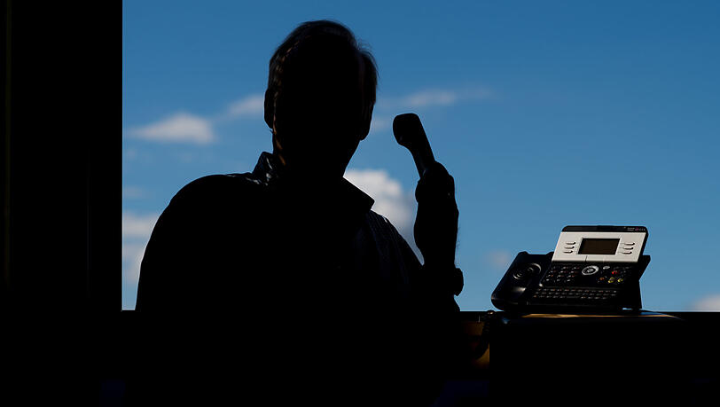 Falsche Polizisten rufen bevorzugt Senioren an - und spielen dann mit deren Angst. Falsche Polizisten rufen bevorzugt Senioren an - und spielen dann mit deren Angst.