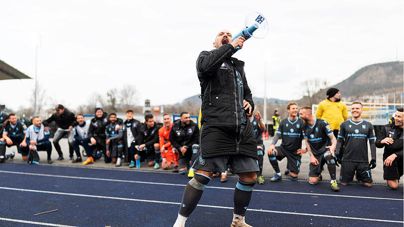 Feierte in Jena mit den Fans: Matchwinner Timo Gebhart.