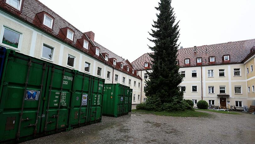 Der Innenhof des ehemaligen Klosters: Für den Kindergarten ist im Gebäude kein Platz mehr. Er ist in Container umgezogen. Der Innenhof des ehemaligen Klosters: Für den Kindergarten ist im Gebäude kein Platz mehr. Er ist in Container umgezogen.