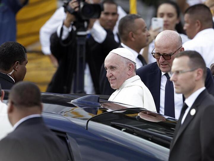 Papst Franziskus nach seiner Ankunft am Flughafen Tocumen in Panama-Stadt.