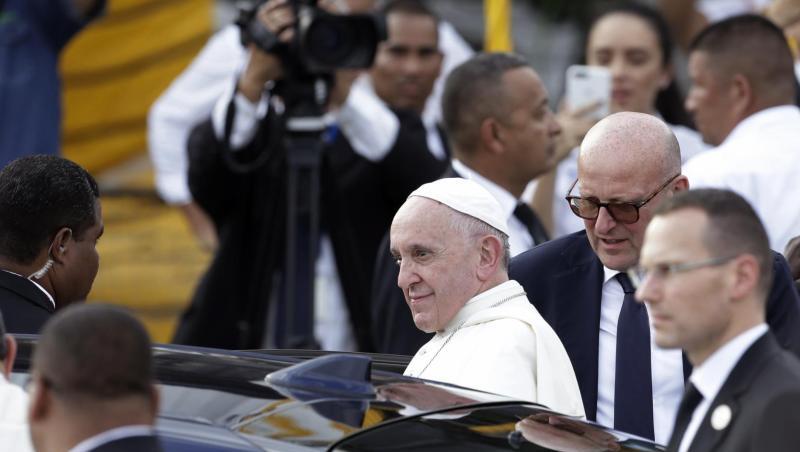 Papst Franziskus nach seiner Ankunft am Flughafen Tocumen in Panama-Stadt. Papst Franziskus nach seiner Ankunft am Flughafen Tocumen in Panama-Stadt.
