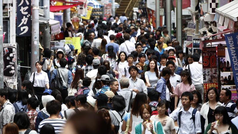 Menschen drängen sich auf einer Straße der japanischen Hauptstadt. Menschen drängen sich auf einer Straße der japanischen Hauptstadt.