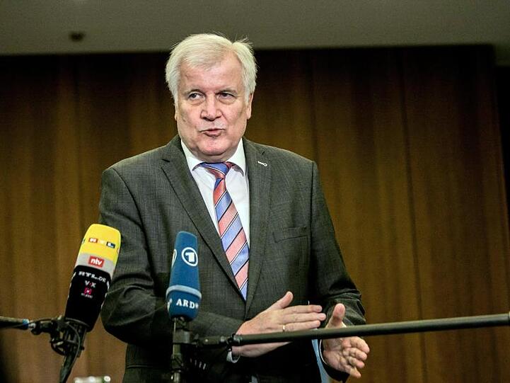 Horst Seehofer kann sich in der kommenden Saison der Fußball-Bundesliga wieder Zuschauer in den Stadien vorstellen.