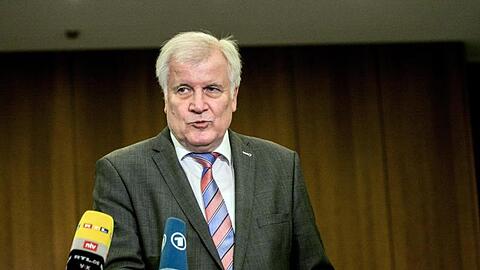 Horst Seehofer kann sich in der kommenden Saison der Fußball-Bundesliga wieder Zuschauer in den Stadien vorstellen.