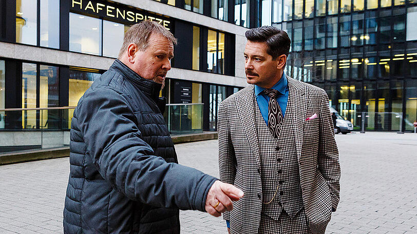 "Falk: Ehehygiene": Falk (Fritz Karl, r.) kann Herrn Kirchhof (Felix Vörtler) mit seinen Argumenten überzeugen
