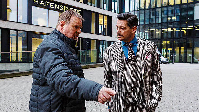 "Falk: Ehehygiene": Falk (Fritz Karl, r.) kann Herrn Kirchhof (Felix Vörtler) mit seinen Argumenten überzeugen "Falk: Ehehygiene": Falk (Fritz Karl, r.) kann Herrn Kirchhof (Felix Vörtler) mit seinen Argumenten überzeugen