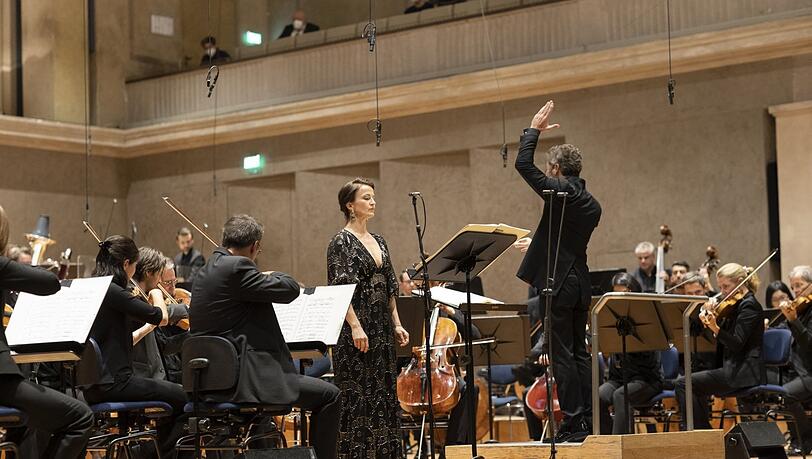 Anja Petersen, Arnulf Herrmann und der Dirigent Pablo Heras-Casado beim Schlussapplaus.