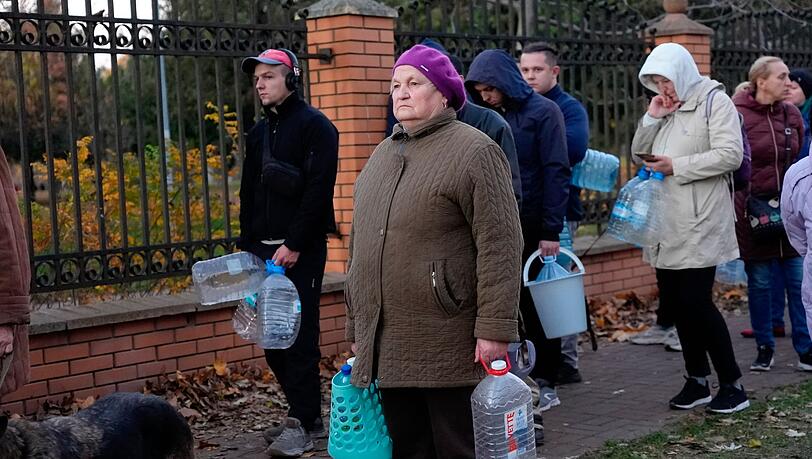 Anstehen für Trinkwasser: In Kiew warten Menschen an einer Wasserpumpe - an 40 Prozent der Verbrauchsstellen gibt es derzeit kein Wasser.