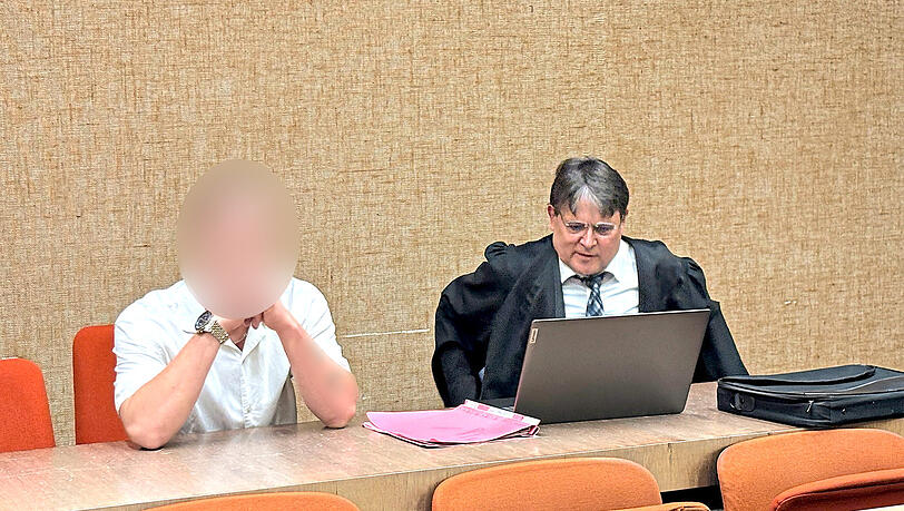 Wieder vor Gericht: der 2010 wegen Mordes an Dominik Brunner Verurteilte mit seinem Anwalt Bernd Scharinger am 1. August  2025 im Amtsgericht.