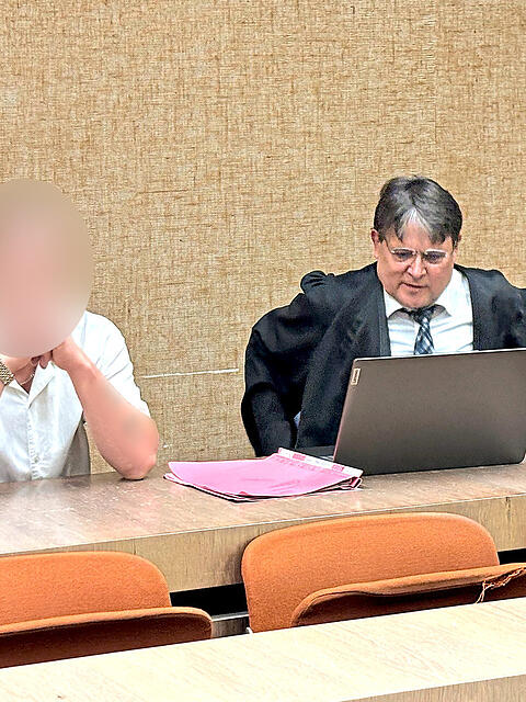 Wieder vor Gericht: der 2010 wegen Mordes an Dominik Brunner Verurteilte mit seinem Anwalt Bernd Scharinger am 1. August  2025 im Amtsgericht.
