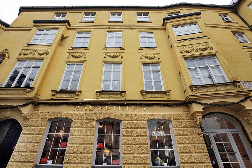 Traditionsgeschäft in der Altstadt: Im Radspieler-Haus in der Hackenstraße gibt es hochwertige Stoffe, Kleidung und Möbel. Traditionsgeschäft in der Altstadt: Im Radspieler-Haus in der Hackenstraße gibt es hochwertige Stoffe, Kleidung und Möbel.