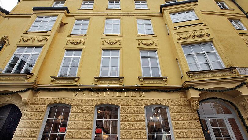 Traditionsgesch&auml;ft in der Altstadt: Im Radspieler-Haus in der Hackenstra&szlig;e gibt es hochwertige Stoffe, Kleidung und M&ouml;bel.