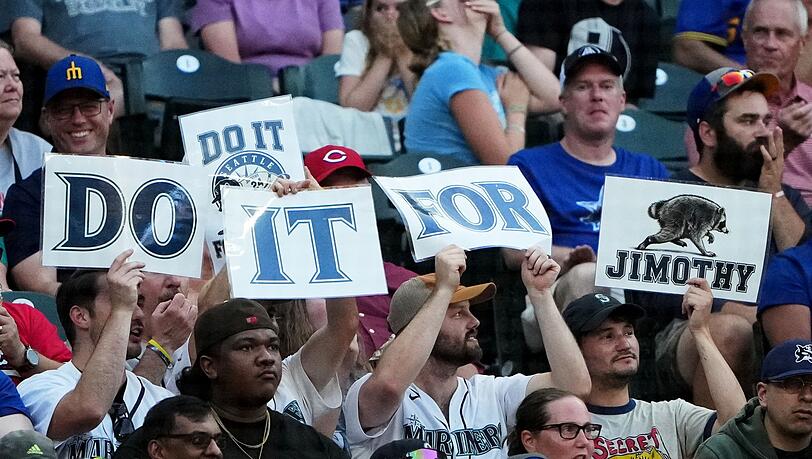 "Do it for Jimothy": Selbst bei einem Baseballspiel der Seattle Mariners wurde der knubbelige Waschb&auml;r gefeiert.