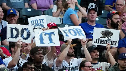 "Do it for Jimothy": Selbst bei einem Baseballspiel der Seattle Mariners wurde der knubbelige Waschb&auml;r gefeiert.