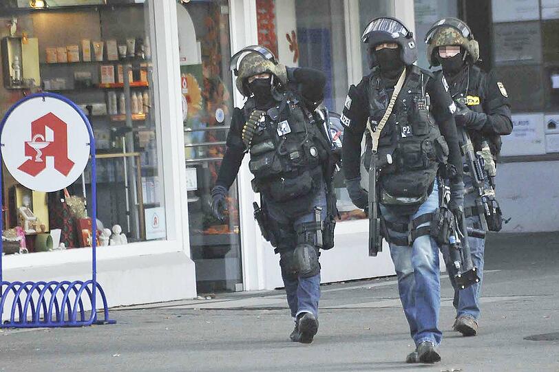 Spektakulärer Polizei-Einsatz in Neuperlach: Ein bewaffneter Mann hatte in einer Praxis Patienten und Arzthelferinnen bedroht und konnte im Laufe des Nachmittags vom SEK überwältigt werden. Das Motiv des 51-Jährigen ist noch unklar - die Bilder.