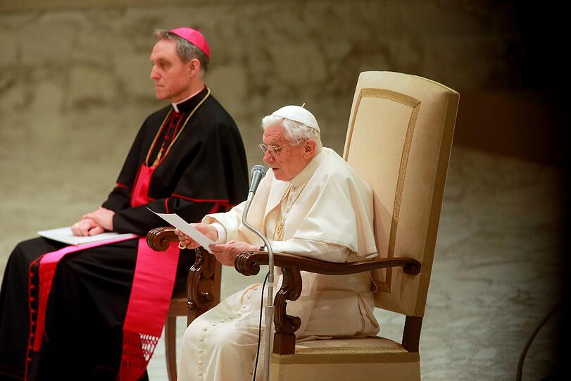Papst Benedikt XVI. bei seiner voraussichtlich letzten Generalaudienz im Vatikan. Benedikt dankte den Menschen für ihre grosse Anteilnahme in diesen für ihn "schweren Tagen" und forderte die Gläubigen auf, weiter zu beten: "Für mich, für die Kirche und für den künftigen Papst."